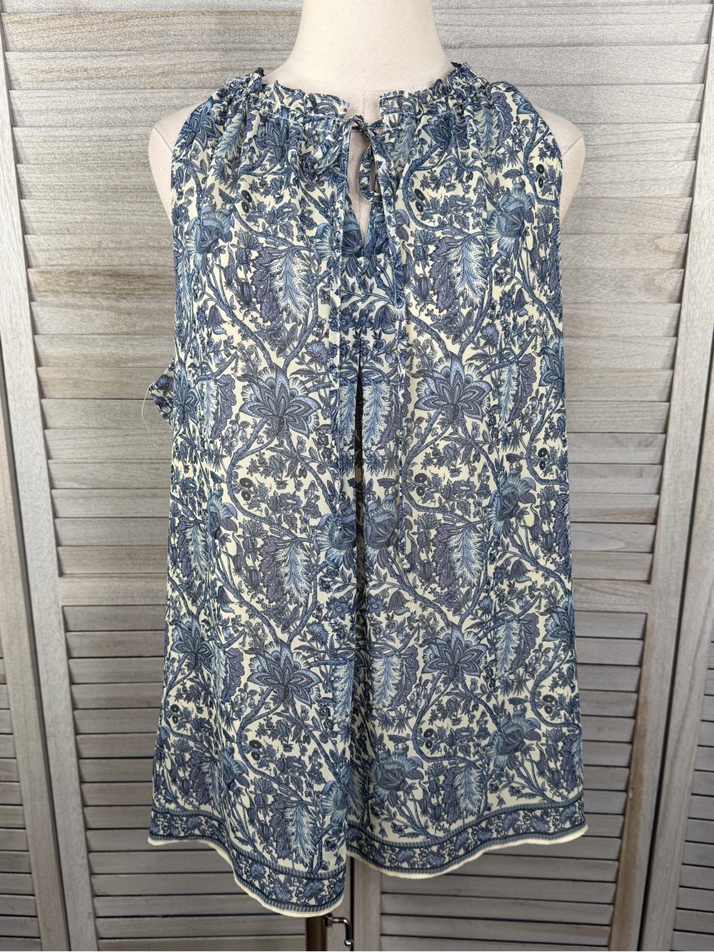 MAX STUDIO Women's Ruffle Tie Neck Sleeveless Blouse Cream/Blue Floral-XL